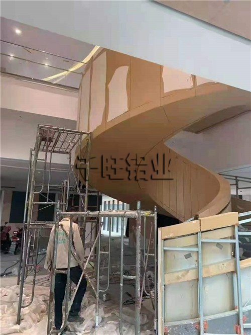 广西千旺建材公司告诉大家快速选择质量好的包柱铝单板