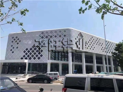 教你如何采办到一流的包柱铝单板？以下几个因素非常关键