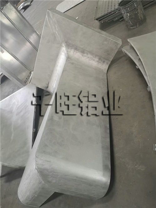 广西教你怎么购到适合的包柱铝单板呢这几个因素至关重要